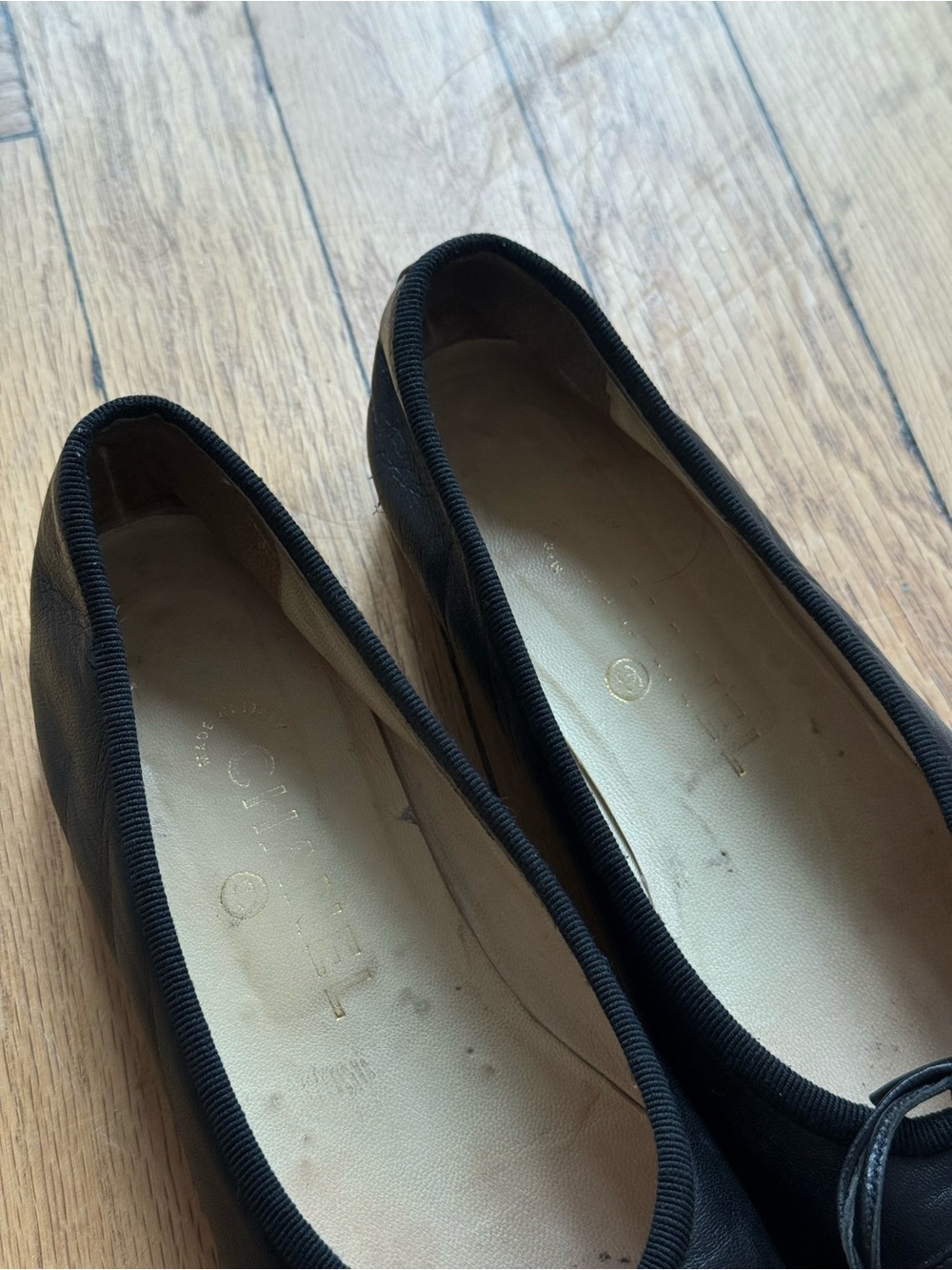 CHANEL Black Leather Ballet Flats with Bow and CC Cap Toe - Picture 3 of 6